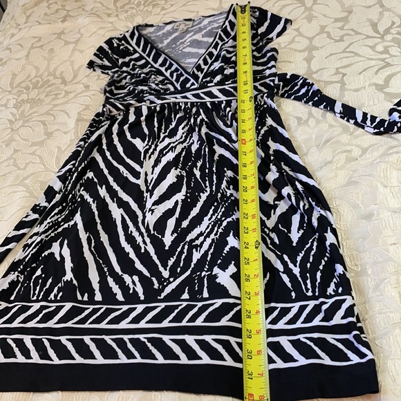 Sweet Storm Black/White S Cap Sleeve Dress Ties in the Back - Picture 11 of 14